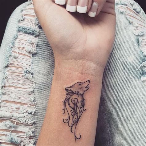 Beliebteste Tattoos Kleine Tätowierung Mit Wolf Motiv Am Handgelenk