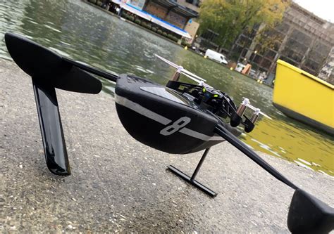drone parrot hydrofoil ce bateau est capable de prendre les airs drone pinterest