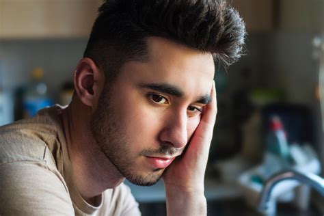 E poi arriva lui, il calore, nemico giurato della nostra chioma. Capelli gonfi uomo: come combattere lâeffetto crespo e lâumiditÃ  | Feel