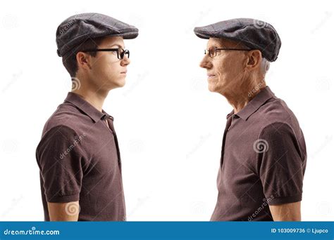 viejo hombre  mira  su uno mismo mas joven foto de archivo imagen de madurez gente