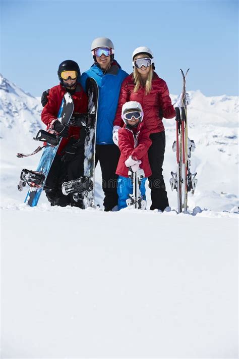Familie Op De Vakantie Van De Ski In Bergen Stock Foto Image Of