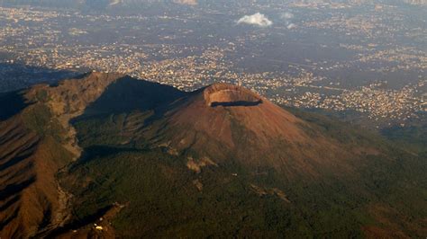pompeii and mt vesuvius with italian light lunch or wine tasting from naples