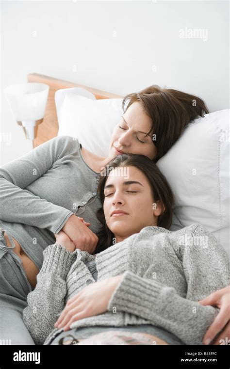 Zwei Frauen Im Bett Schlafen Stockfotografie Alamy