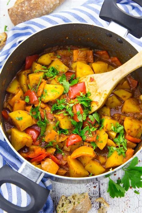 veganes gulasch mit kartoffeln und paprika rezept