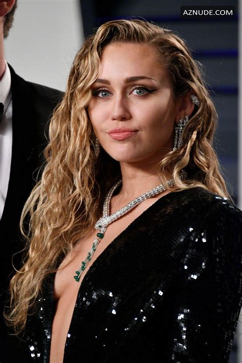 Miley Cyrus Shows Her Cleavage At The 2019 Vanity Fair Oscar Party In