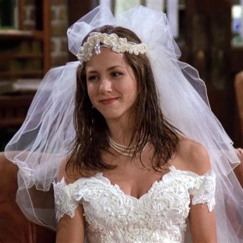 30 Iconic Rachel Green Looks That Prove She Was An