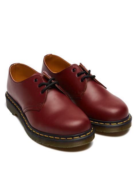 dr martens womens classic   eye gibson shoe cherry red smooth surfstitch