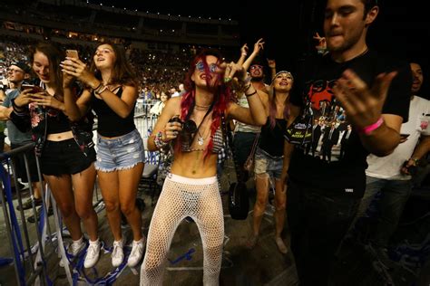 Bella Thorne Dancing In The Crowd At Billboard Hot 100 Festival In New
