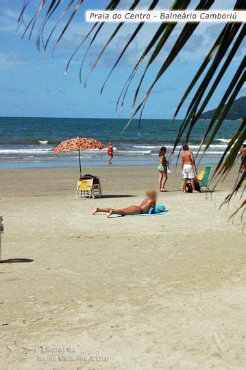 foto garota tomando sol na praia central de balneário camboriú balneário cam