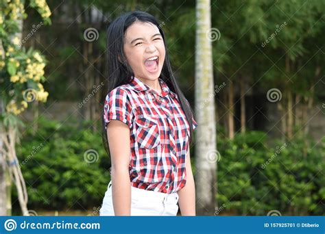 Junge Filipina Frau Und Lachen Stockbild Bild Von Stimmung Asiatisch