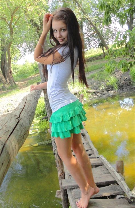 Милашка в зеленой юбке на мостике Лучшие фото девушек в колготках