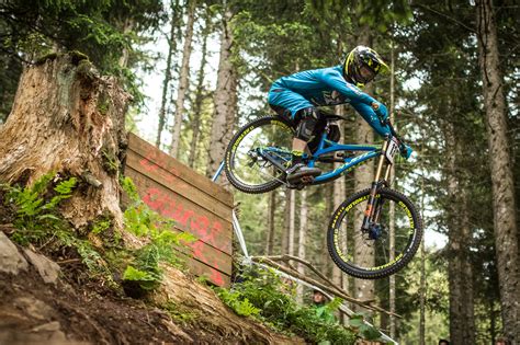 downhill mountain bikes  racing dirt