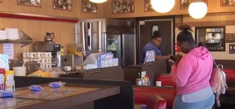 waitress realized she was being filmed by a customer using a secret camera eternallifestyle