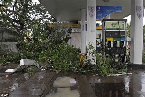 cyclone phailin hits india and kills seven after 600k flee daily mail online