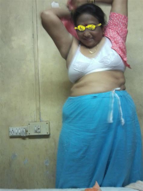 hot desi indian aunty posing in bra n panty showing boobs n pussy sexy erotic girls