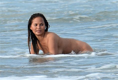 Chrissy Teigen Desnuda En Beach Babes