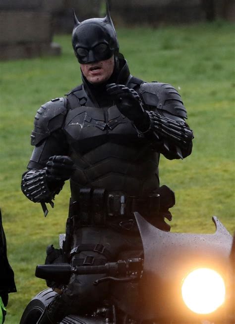 batman  set  reveal full batsuit