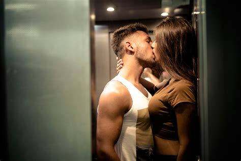 7 things to do with your hands while having a cheeky kiss