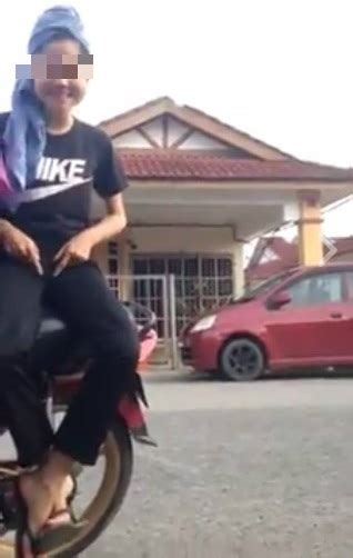 Eee Tembamnya Gadis Bangga Tayang Kemaluan Atas Motor Fokus