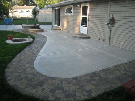 diy concrete patio   easy steps   pour  cement slab