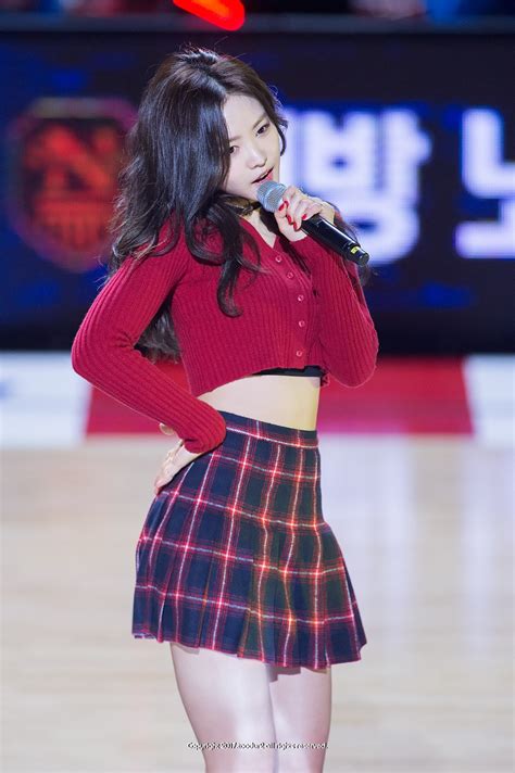 Apink Naeun Shows Off Sexy Abs With Recent Stage Outfit