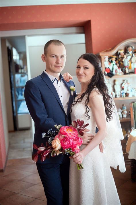 Norilsk Siberia Russian Married Couple Show Us Her Bouquet Of Flowers