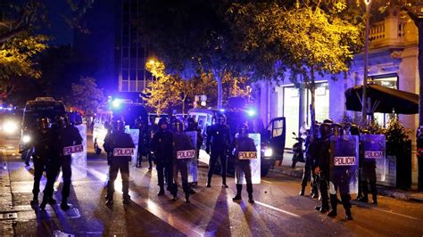 barcelona police  separatist protesters clash   night