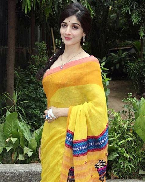 hot pakistani actress mawra hocane in yellow saree