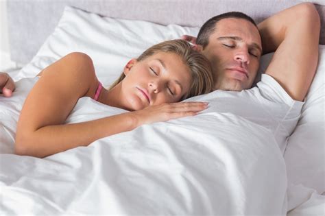 Posição Em Que Um Casal Dorme Diz Muito Sobre A Relação Dicas Bem