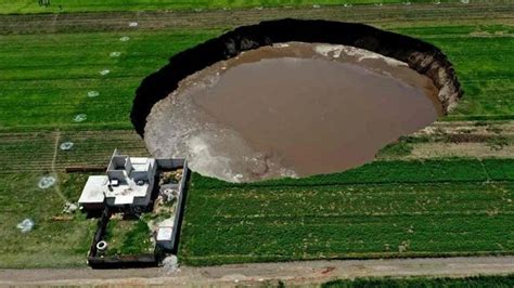 impresionante imagen de  gran hoyo en la tierra  crece