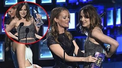 Oops Dakota Johnson’s Dress Breaks At People’s Choice Awards 2016