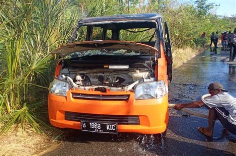 waduh mobil pos indonesia bawa duit bansos rp  juta kebakaran