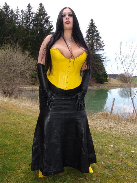 pin auf sexy women in leather and latex and furs