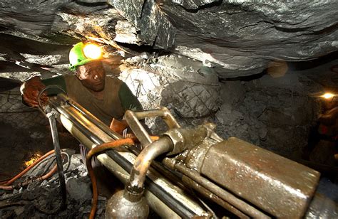 goldpreis zu niedrig suedafrikas goldminen schliessen  minenarbeiter werden entlassen