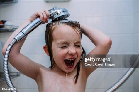 Redhead Shower Fotografías E Imágenes De Stock Getty Images