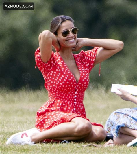 melanie sykes relaxing in primrose hill park chatting away with a
