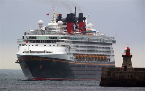 pictures   disney magic cruise ship arriving   river tyne