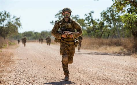 military  australian army soldier   battalion royal australian regiment sprints