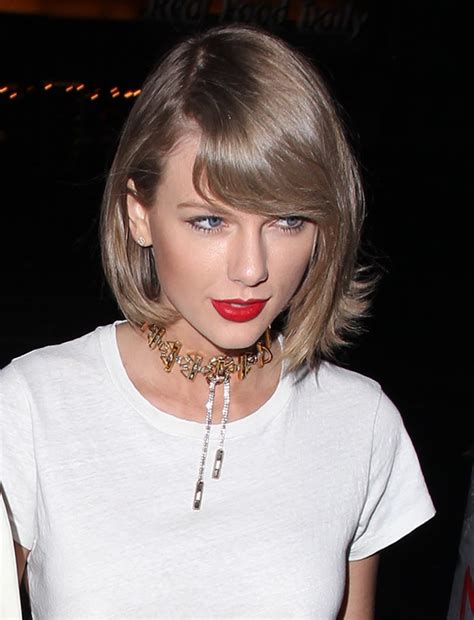 Taylor Swift’s Casual Red Lip — Copy Her Easy Beauty Style