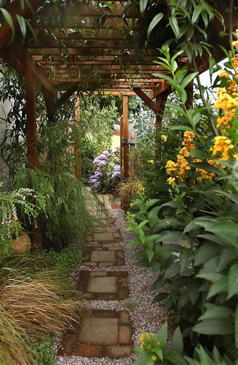 ideas  creating beautiful  side yards  work   narrow garden oregonlivecom