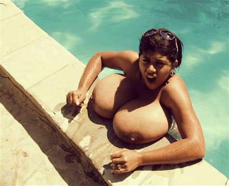 Kristina Milan Resting Her Massive Juggs On The Edge Of The Pool Foto