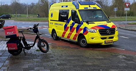 fietsbezorger flink naar ziekenhuis na aanrijding  almelo almelo destentornl