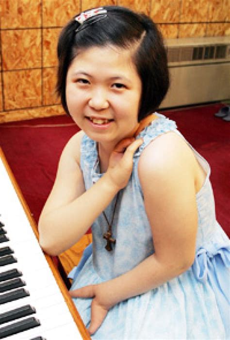 4 fingered pianist sends hope to nk