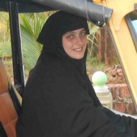 بالصور ابنة برلماني إيطالي اعتنقت الإسلام ليس جيداً للمرأة لبس القصير