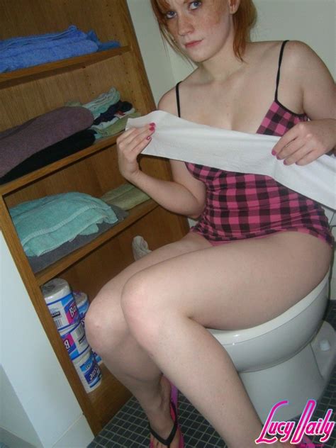 amateur redhead peeing on toilet pichunter