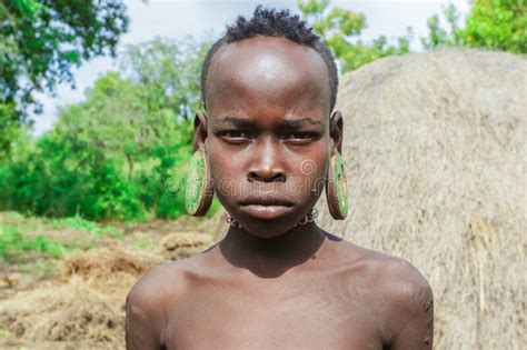 Portrait Dun Adolescent Africain Avec De Grandes Boucles Doreilles