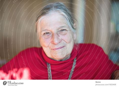 Portrait Einer Glücklichen Seniorin Ein Lizenzfreies Stock Foto Von