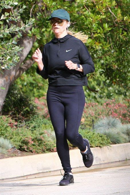 Reese Witherspoon Jog Candids In Santa Monica Famousfix