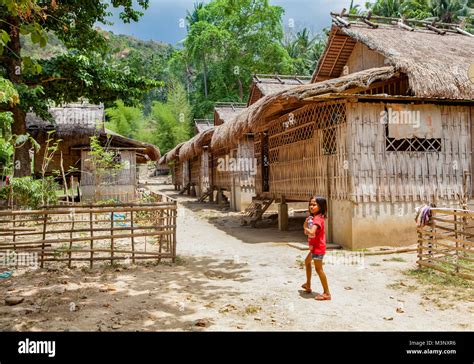 une jeune fille philippine indigenous mangyan promenades pour son