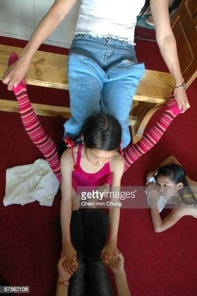girl with legs spread photos et images de collection getty images